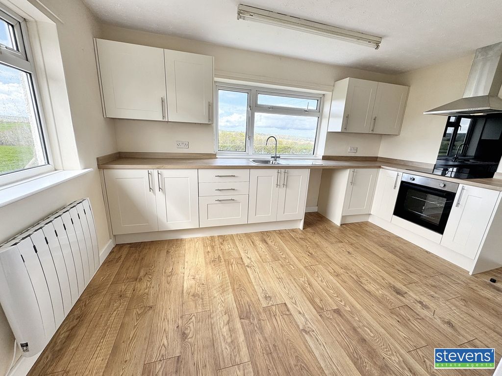 Property photo 3 of 15 Image00012