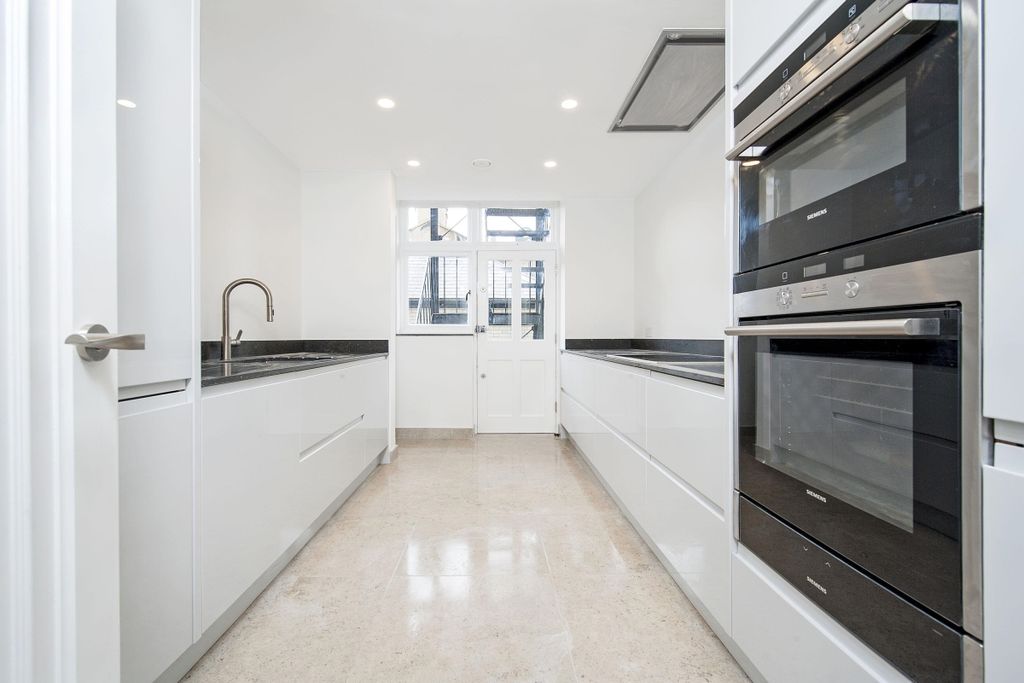 Property photo 3 of 16 06 Flat 2, 23-25 ...