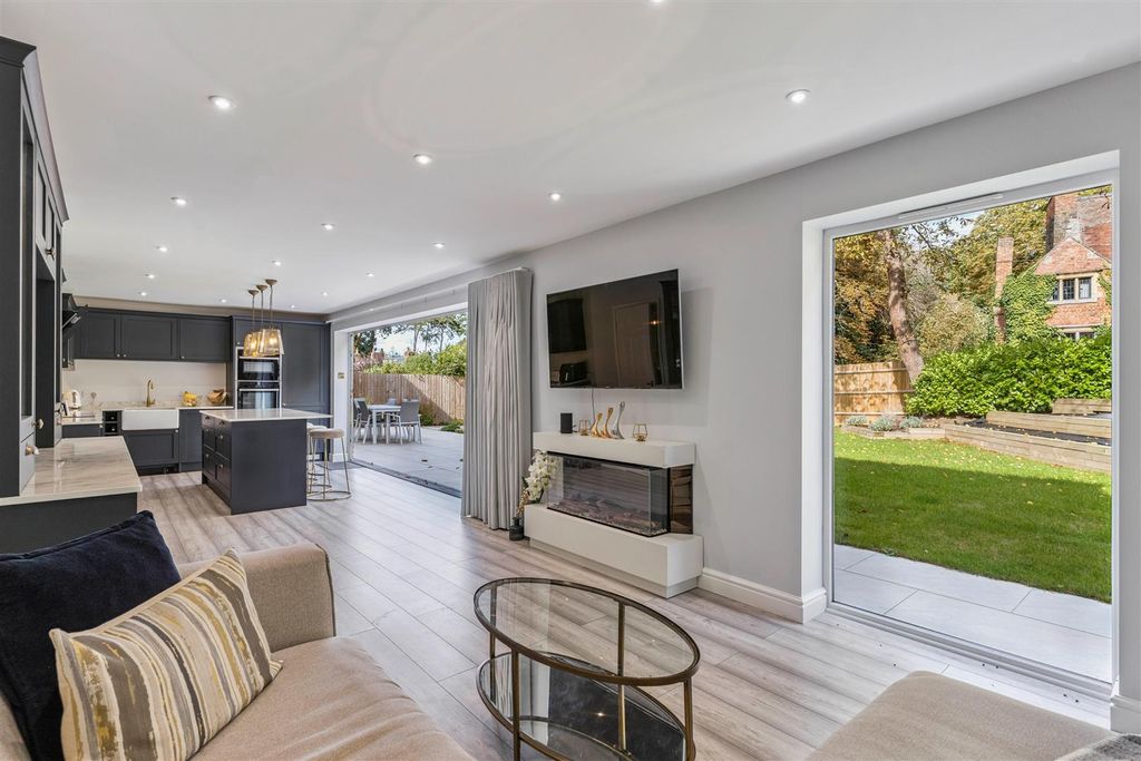 Property photo 2 of 33 Kitchen/Breakfast/Family Room
