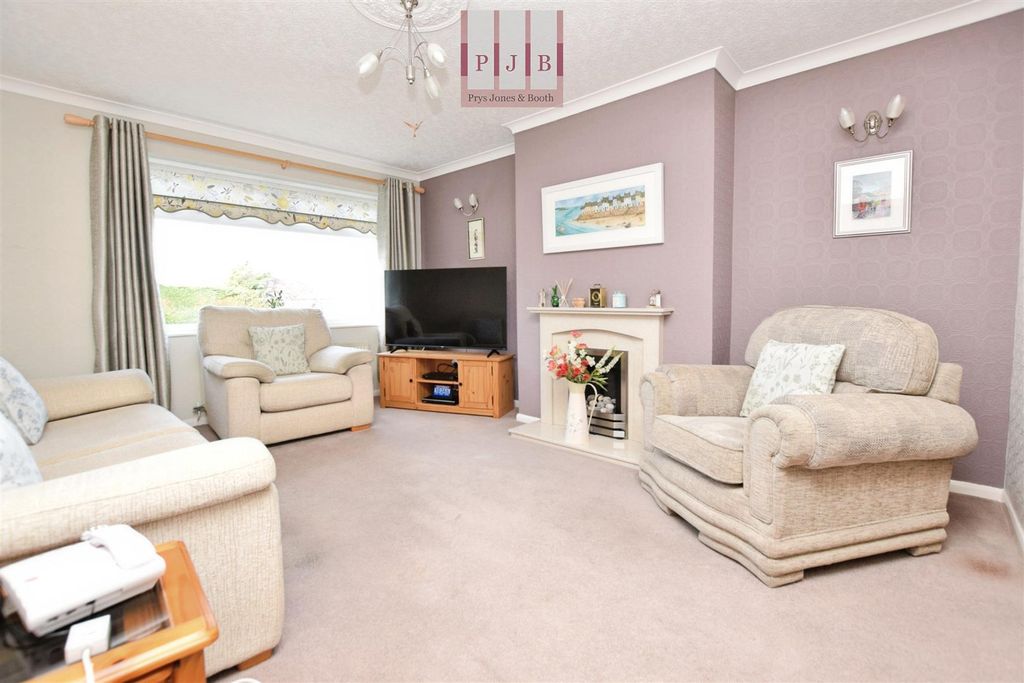 Property photo 2 of 16 Lounge.Jpg