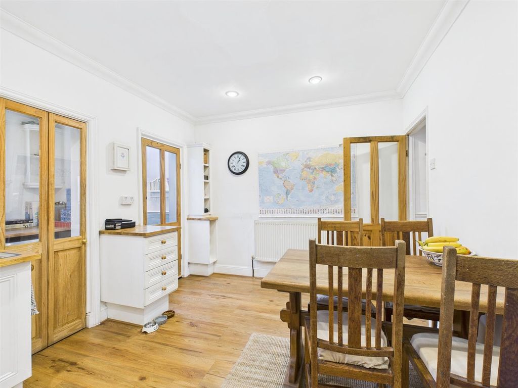 Property photo 3 of 13 Cam02885G0-Pr0533-Still006.Jpg