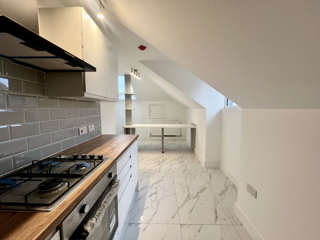Property photo 1 of 11 Three Bedroom Flat To Rent In Tooting