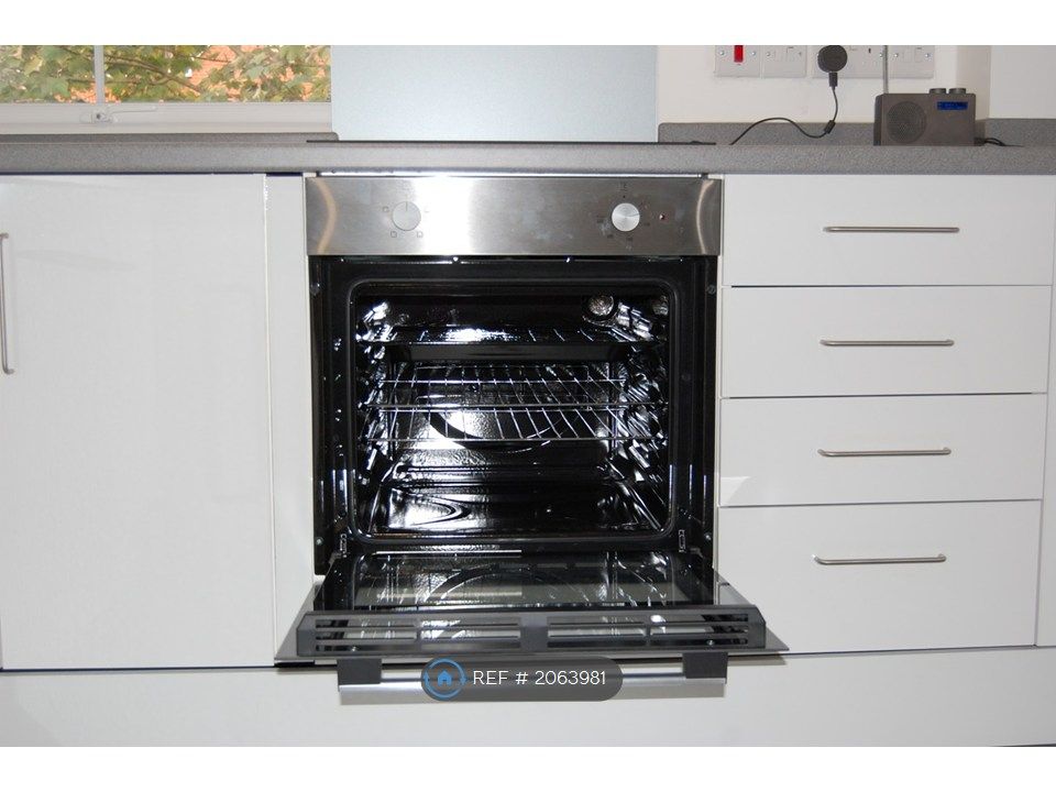 Property photo 3 of 14 Oven