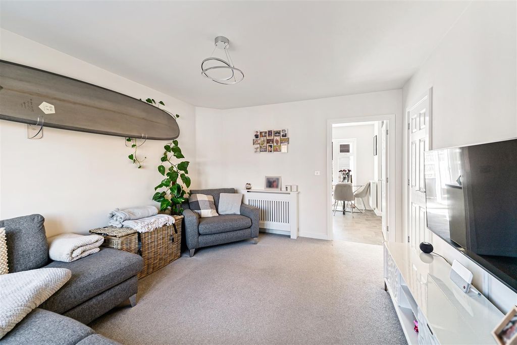 Property photo 3 of 18 Living Room