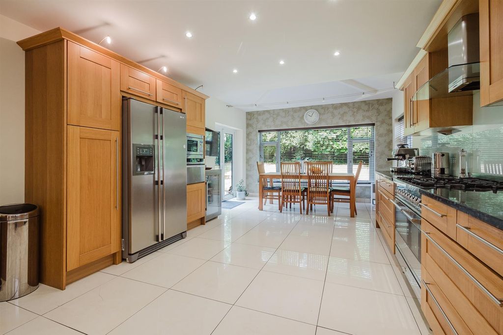 Property photo 3 of 33 Dining Kitchen