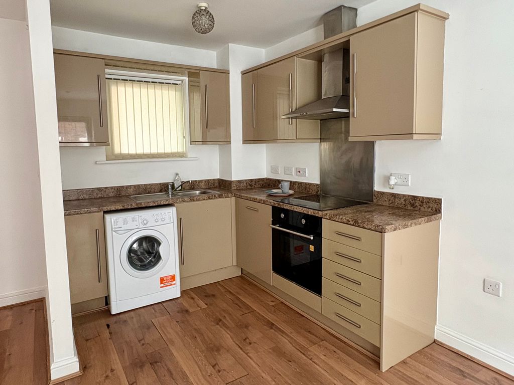 Property photo 3 of 8 Kitchen