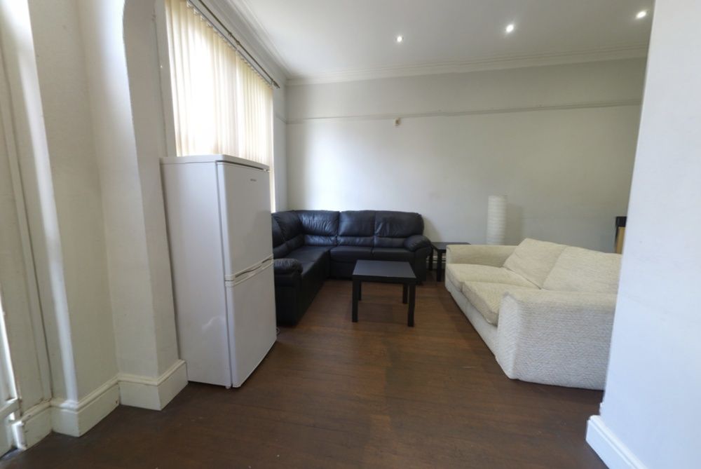 Property photo 2 of 14 Bright, Neutrally Decorated Living Area With Comfo...