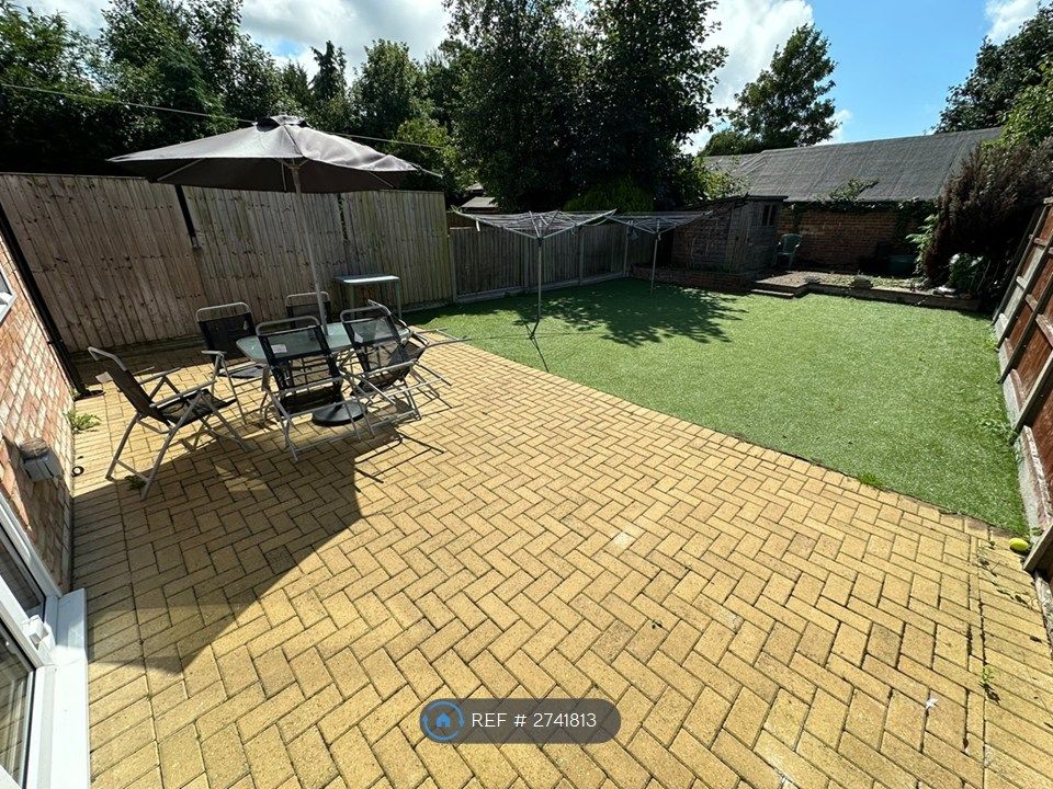 Property photo 1 of 10 Garden, Seating Chairs & 2 Washing Lines