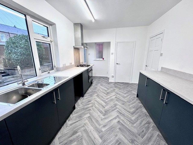 Property photo 2 of 11 Kitchen