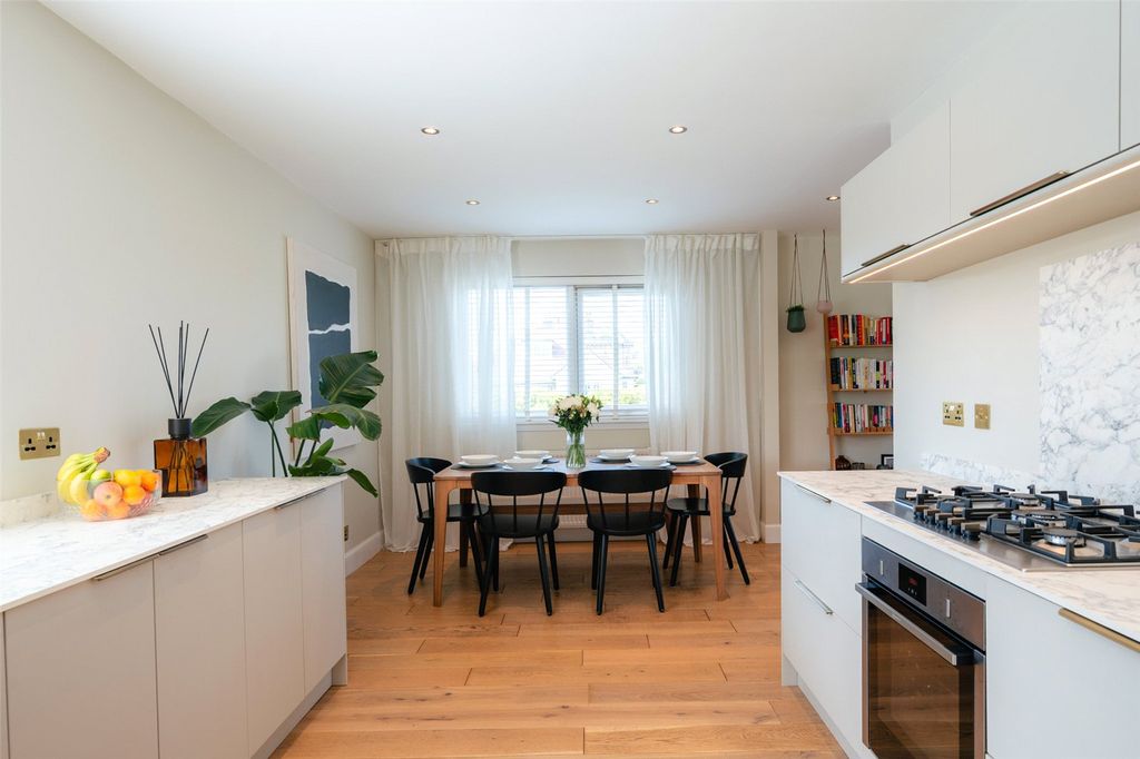 Property photo 3 of 27 Cramond Rd S 20