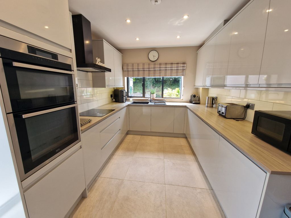 Property photo 2 of 18 Kitchen