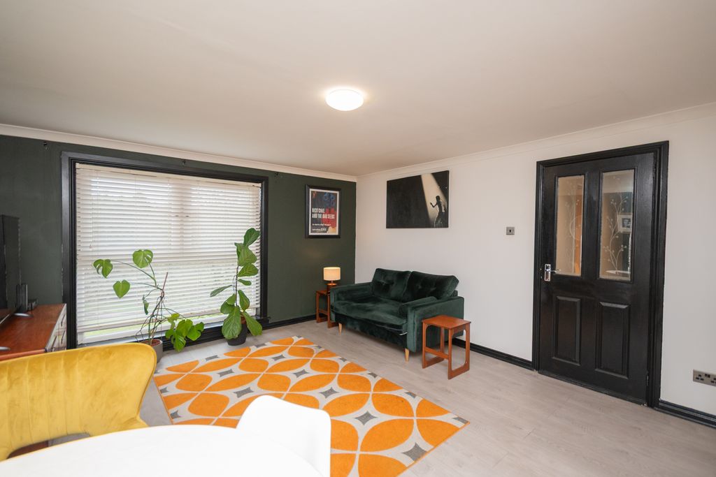 Property photo 3 of 14 Lounge