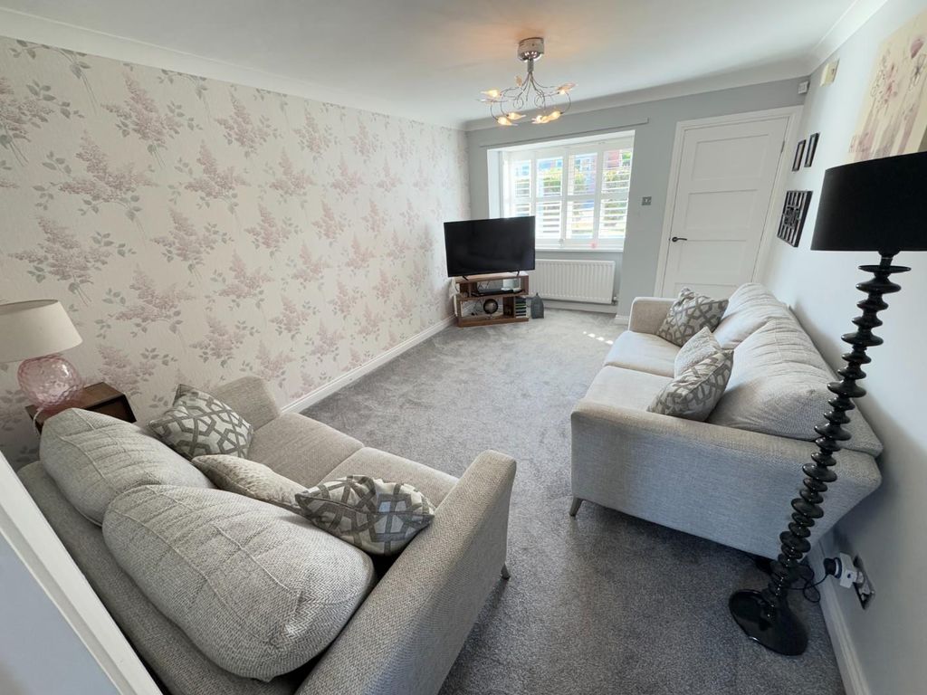 Property photo 3 of 27 Lounge