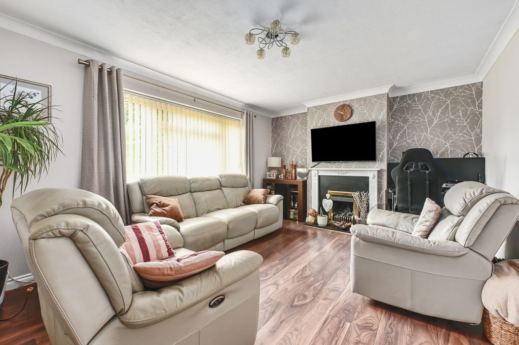 Property photo 2 of 10 35-Sandown-Close (1)