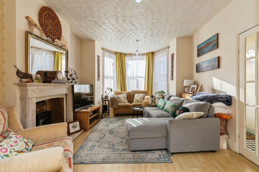 Property photo 3 of 22 Lounge