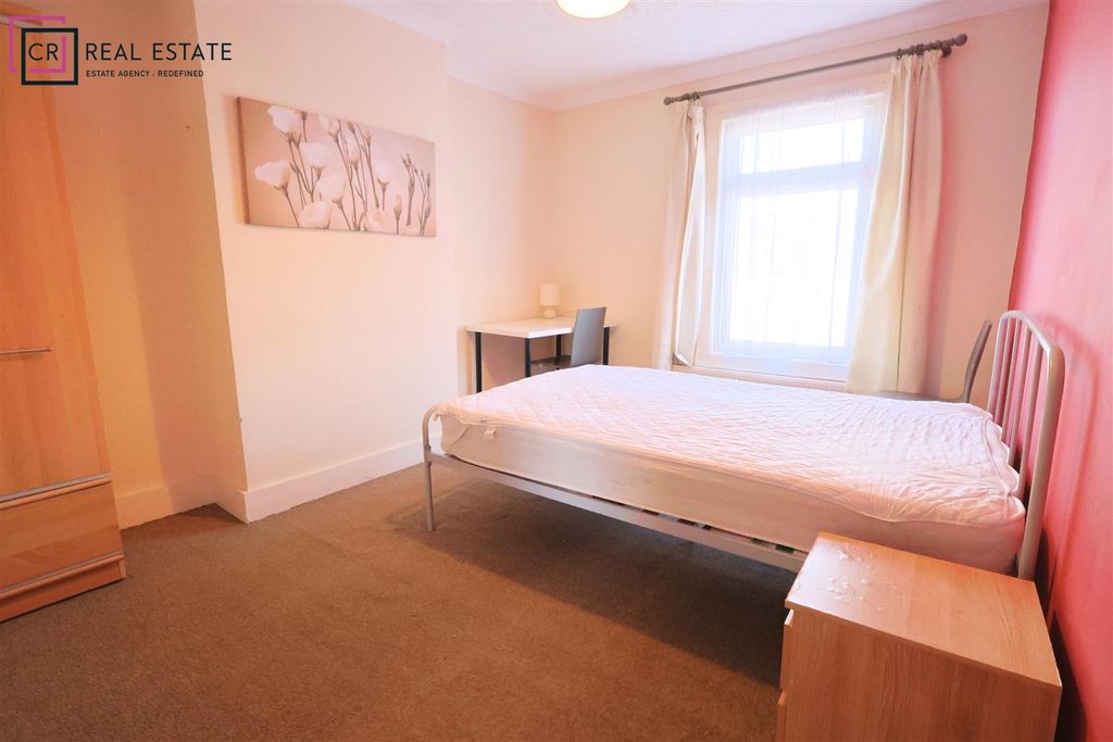 Property photo 2 of 6 Bedroom