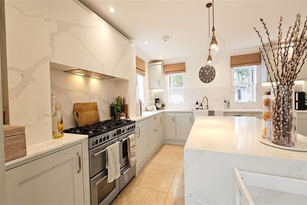 Property photo 2 of 25 Kitchen