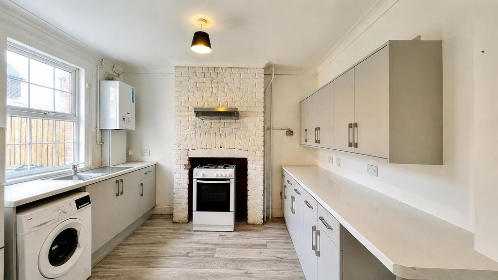 Property photo 3 of 8 Kitchen