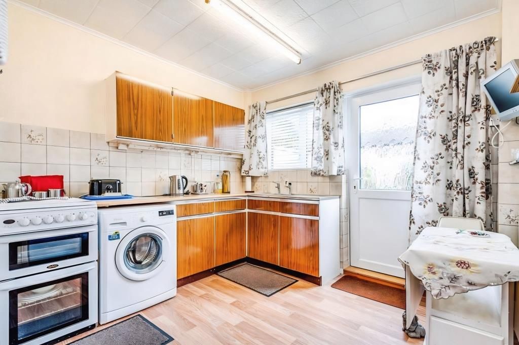 Property photo 2 of 6 Kitchen