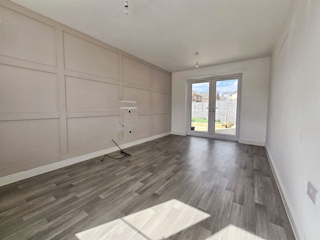 Property photo 2 of 21 Living Room