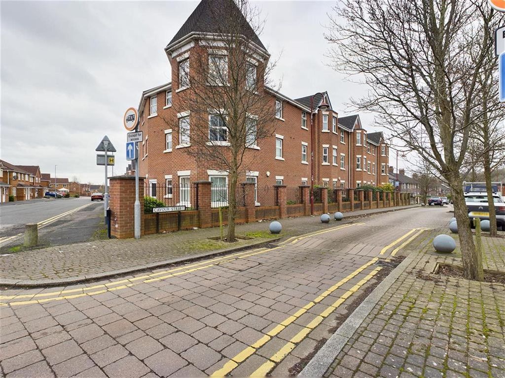 Property photo 1 of 11 Apartment Block