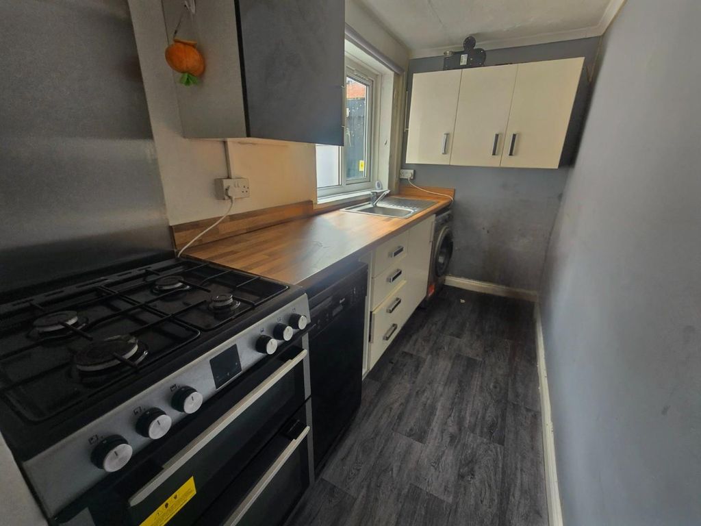 Property photo 3 of 10 Kitchen