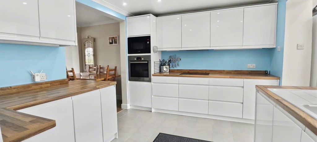 Property photo 3 of 16 Kitchen2