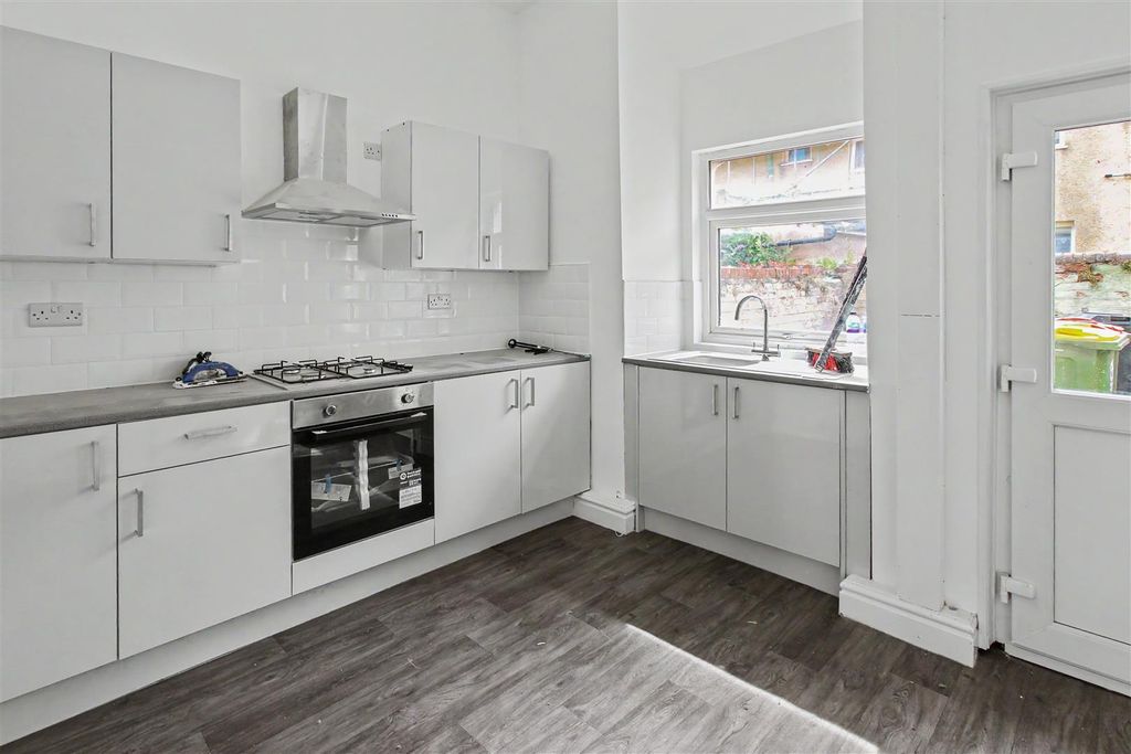 Property photo 3 of 5 Kitchen