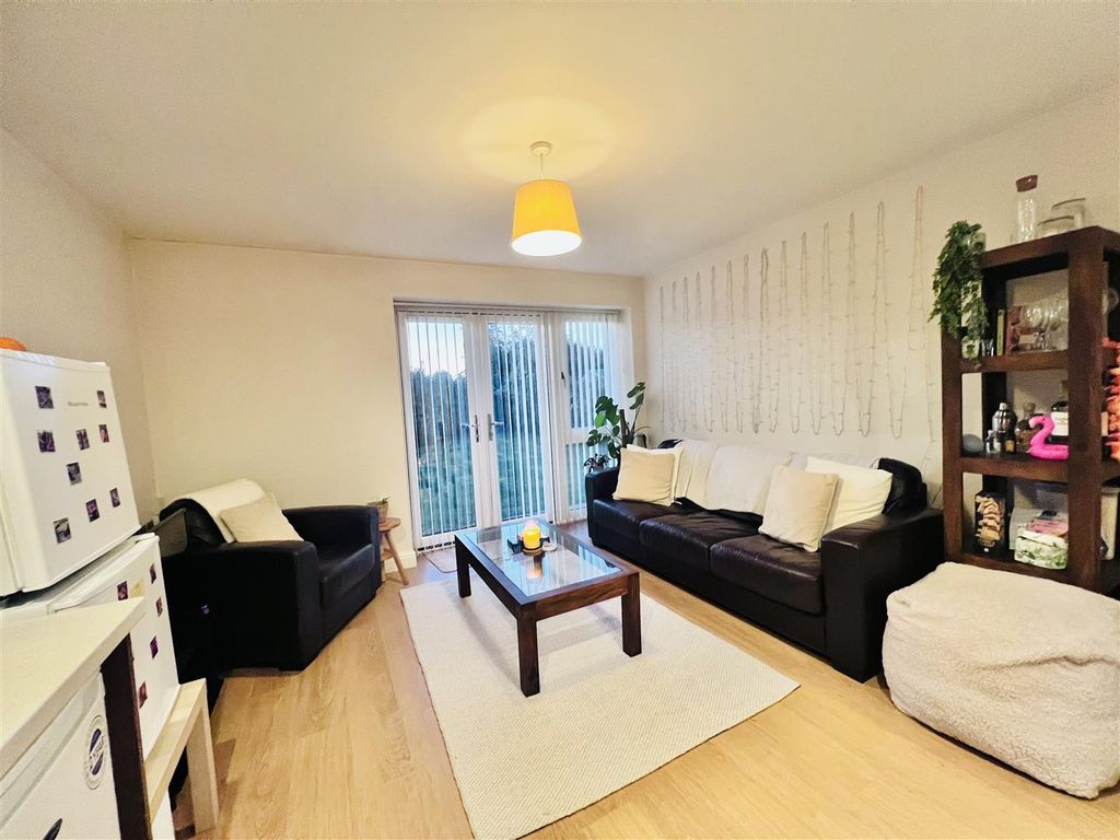 Property photo 2 of 10 Living Space