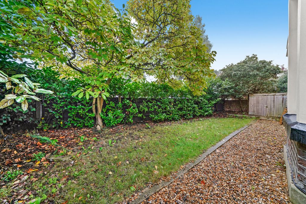 Property photo 2 of 24 Secure Enclosed Private Use Of Garden