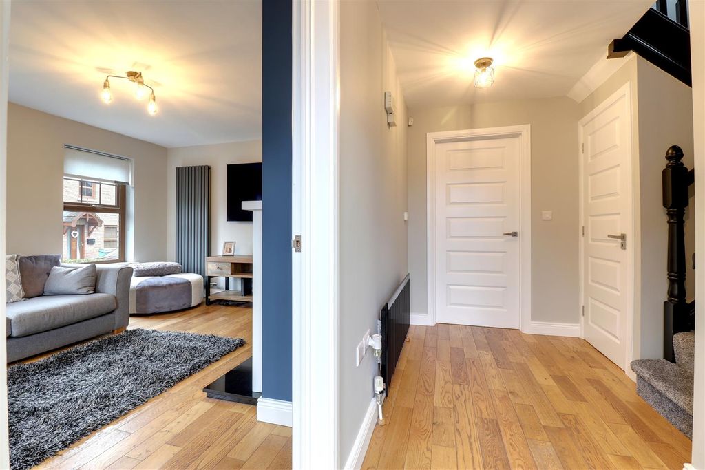 Property photo 2 of 23 Entrance Hall