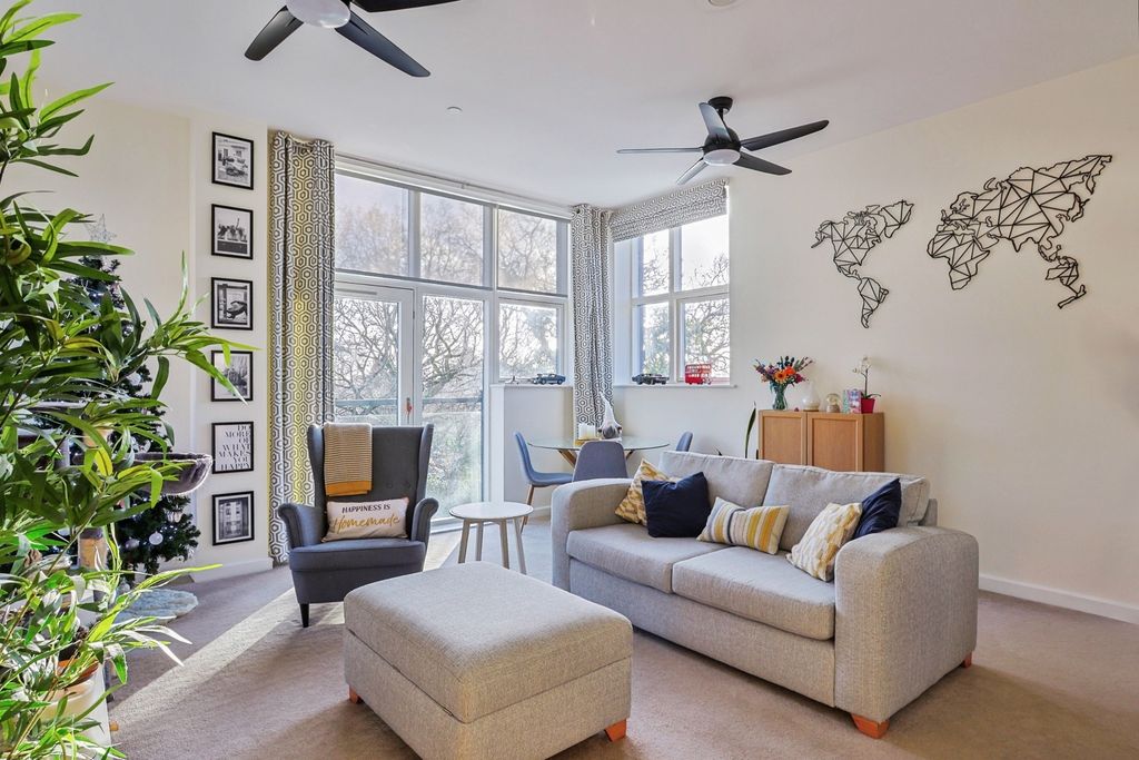 Property photo 3 of 14 Lounge