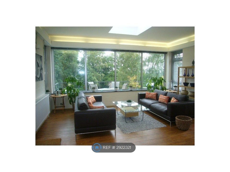 Property photo 3 of 10 Living Room