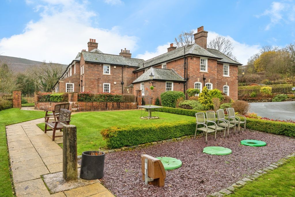 Property photo 3 of 24 Communal Gardens