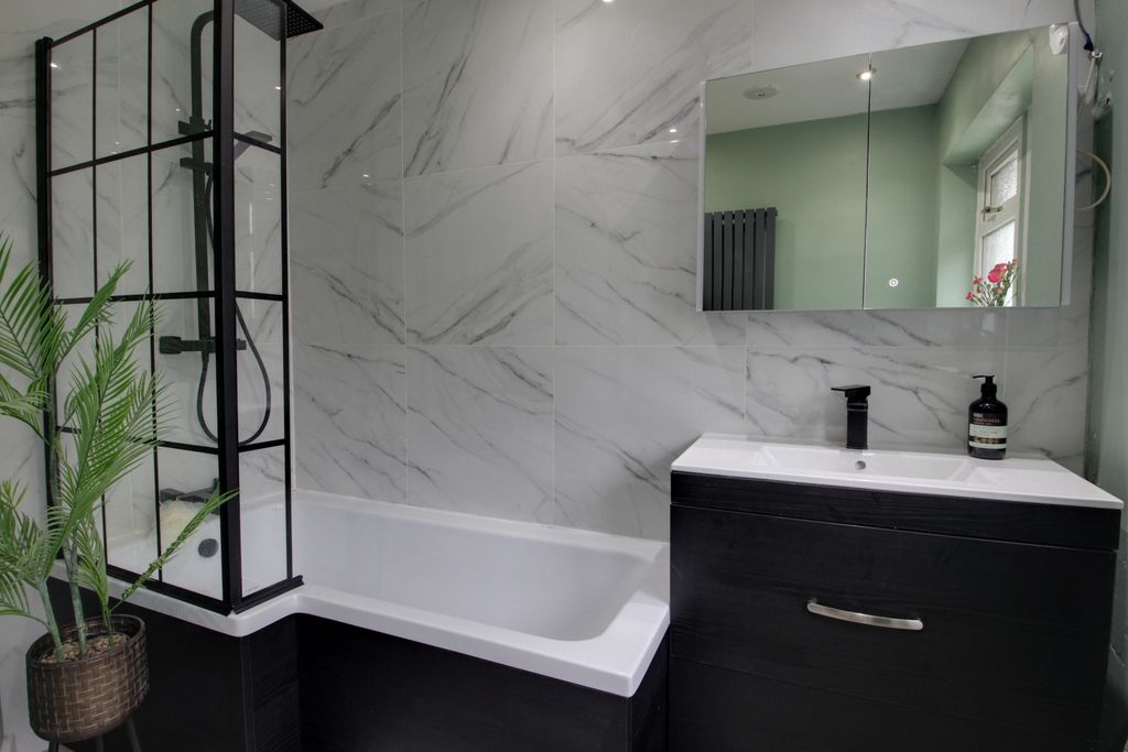 Property photo 3 of 17 Bathroom