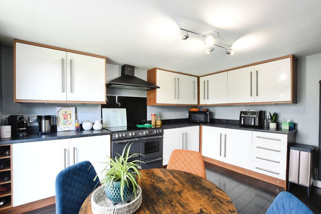 Property photo 2 of 25 Fitted Kitchen