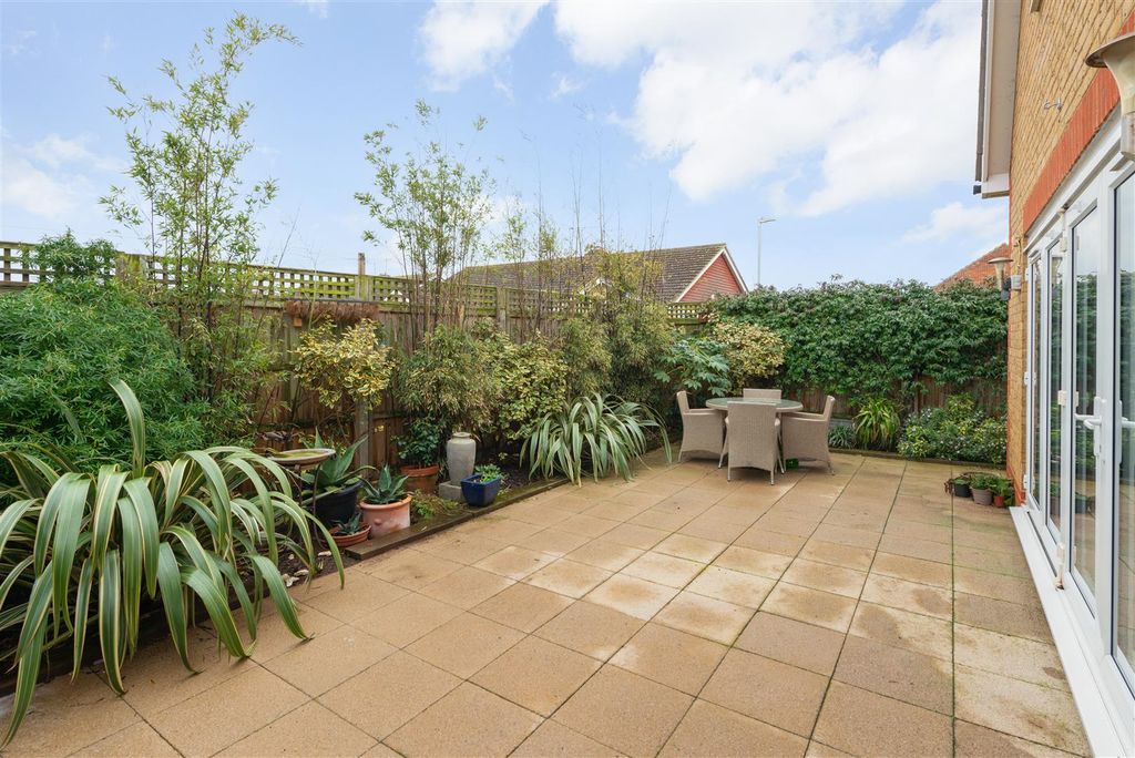 Property photo 3 of 16 Foxdene Road, Seasalter, Whitstable