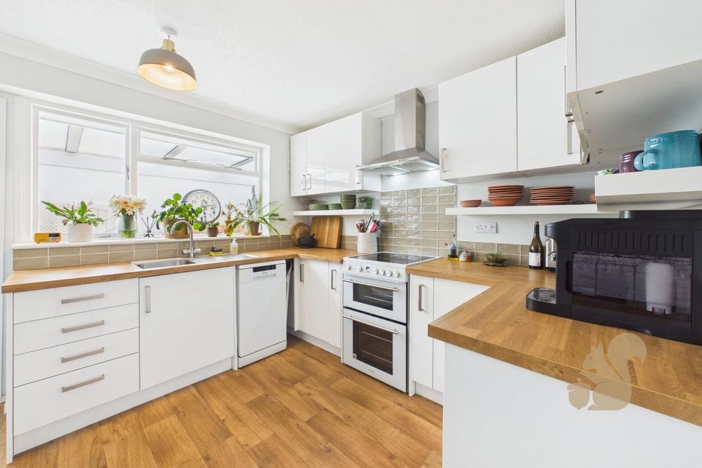 Property photo 2 of 19 Kitchen