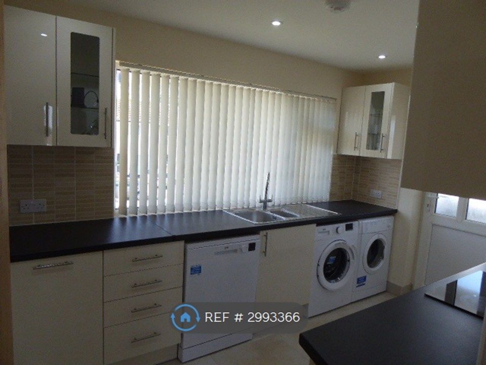 Property photo 2 of 10 Kitchen