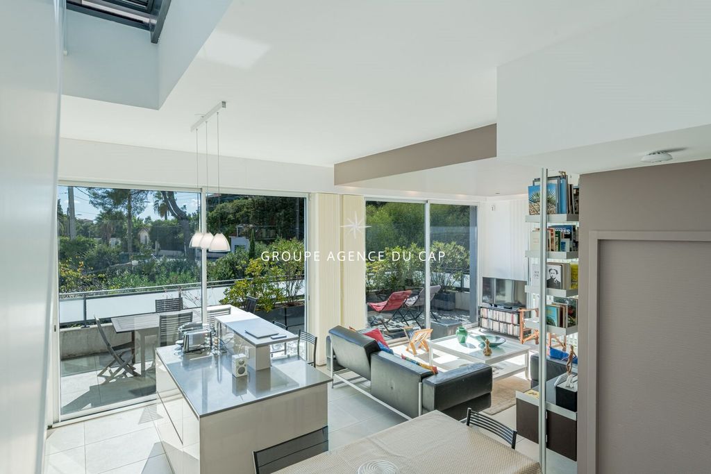 Property photo 1 of 9 Top Floor Apartment With Rooftop And Sea View - Saint-Raphaël Santa-Lucia