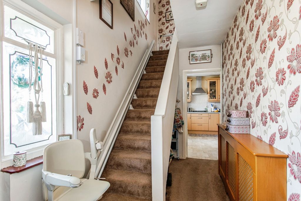 Property photo 2 of 17 Entrance Hall