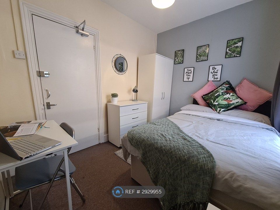 Property photo 2 of 8 Room 5
