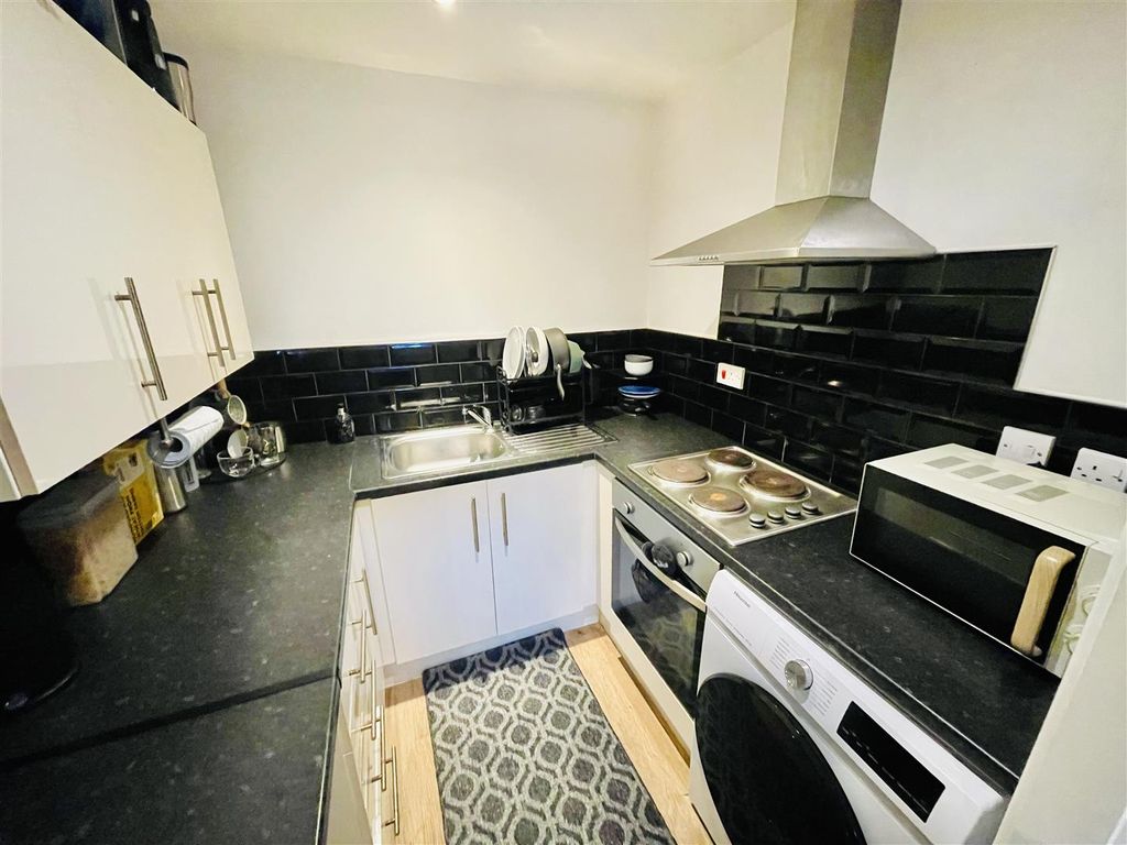 Property photo 3 of 7 Kitchen