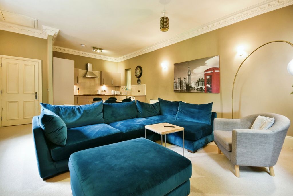 Property photo 2 of 16 Lounge