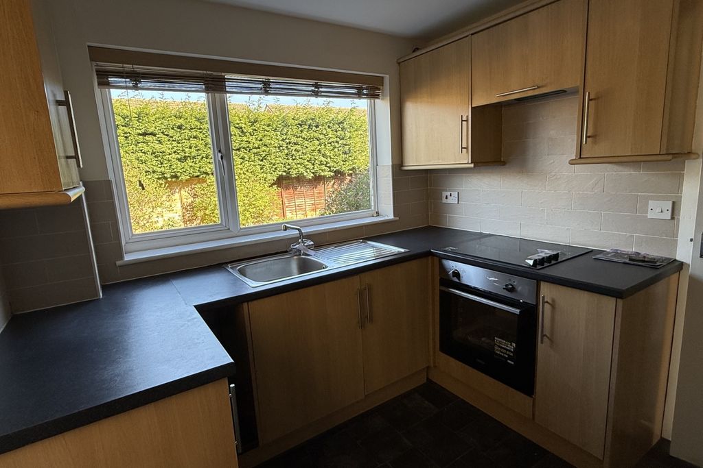 Property photo 3 of 11 Image00004