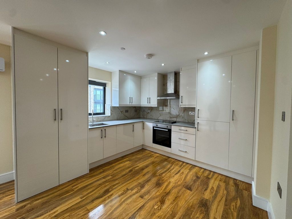 Property photo 1 of 3 Studio To Rent Church Street, Slough Sl1