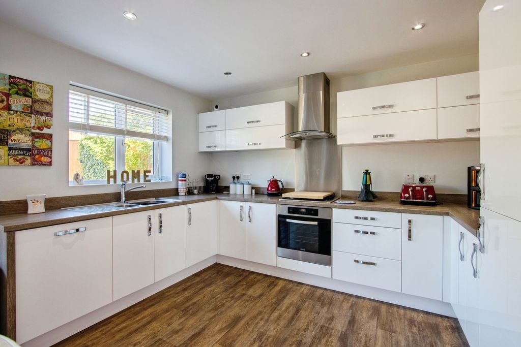 Property photo 3 of 18 Kitchen/Dining Room