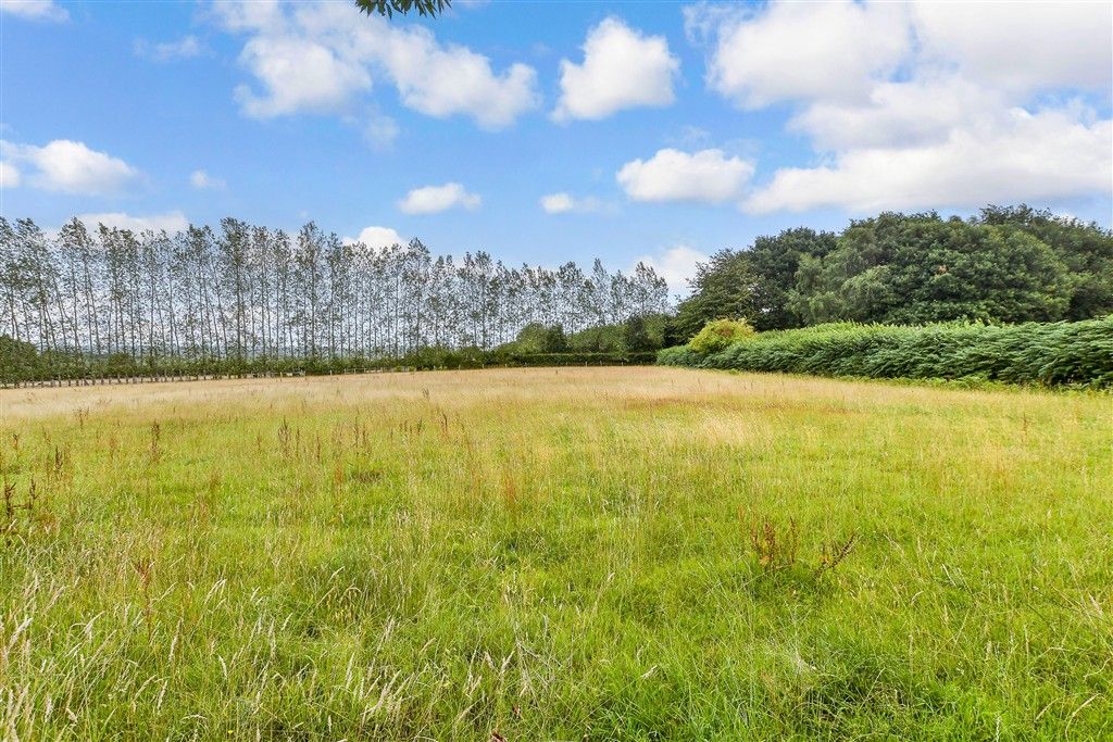Property photo 2 of 30 Side Garden