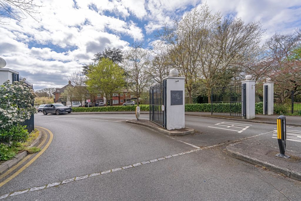Property photo 2 of 17 Hinchley Park Entrance