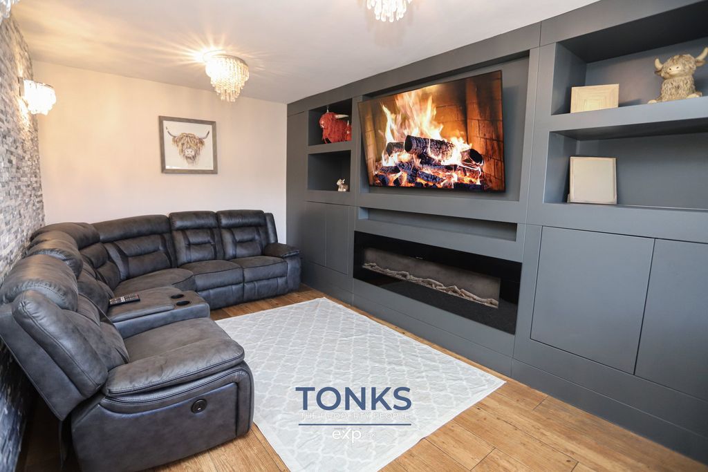 Property photo 2 of 27